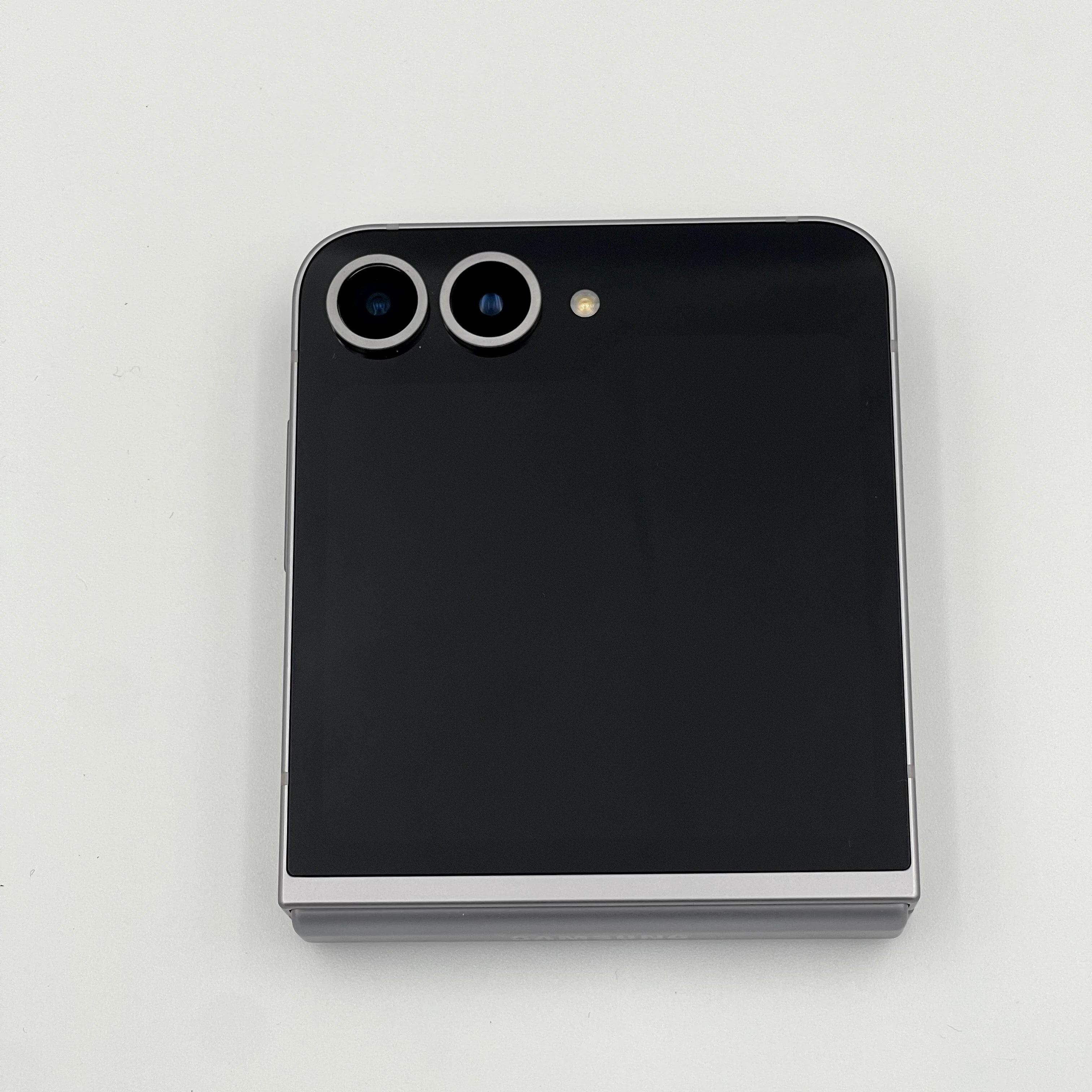 Samsung Galaxy Z Flip 6 (Pre Owned)